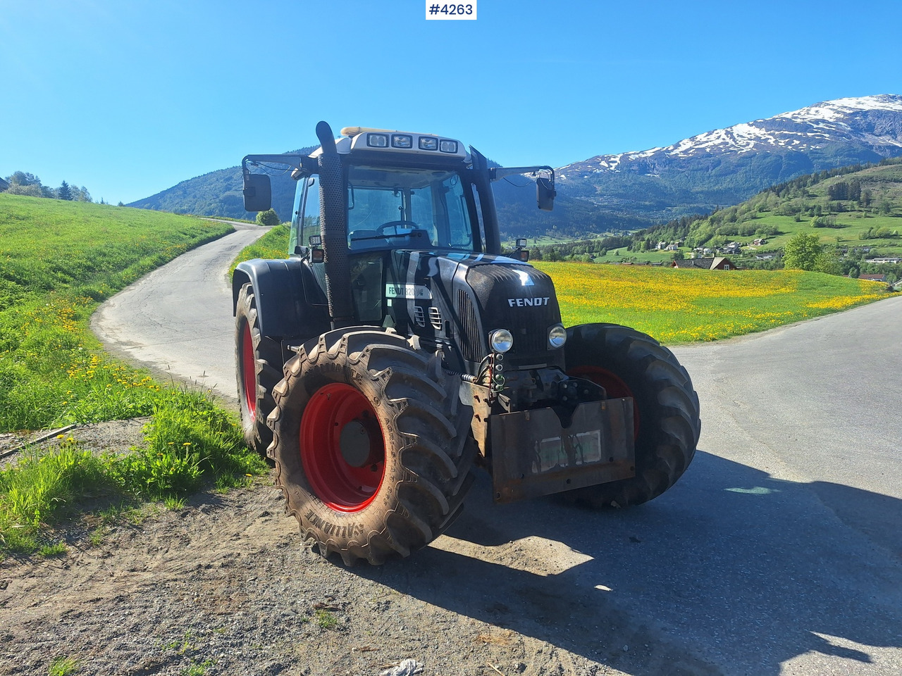 2011 Fent 820 Vario TMS w/ plow plate - Farm tractor: picture 2 2011 Fent 820 Vario TMS w/ plow plate - Farm tractor: picture 2