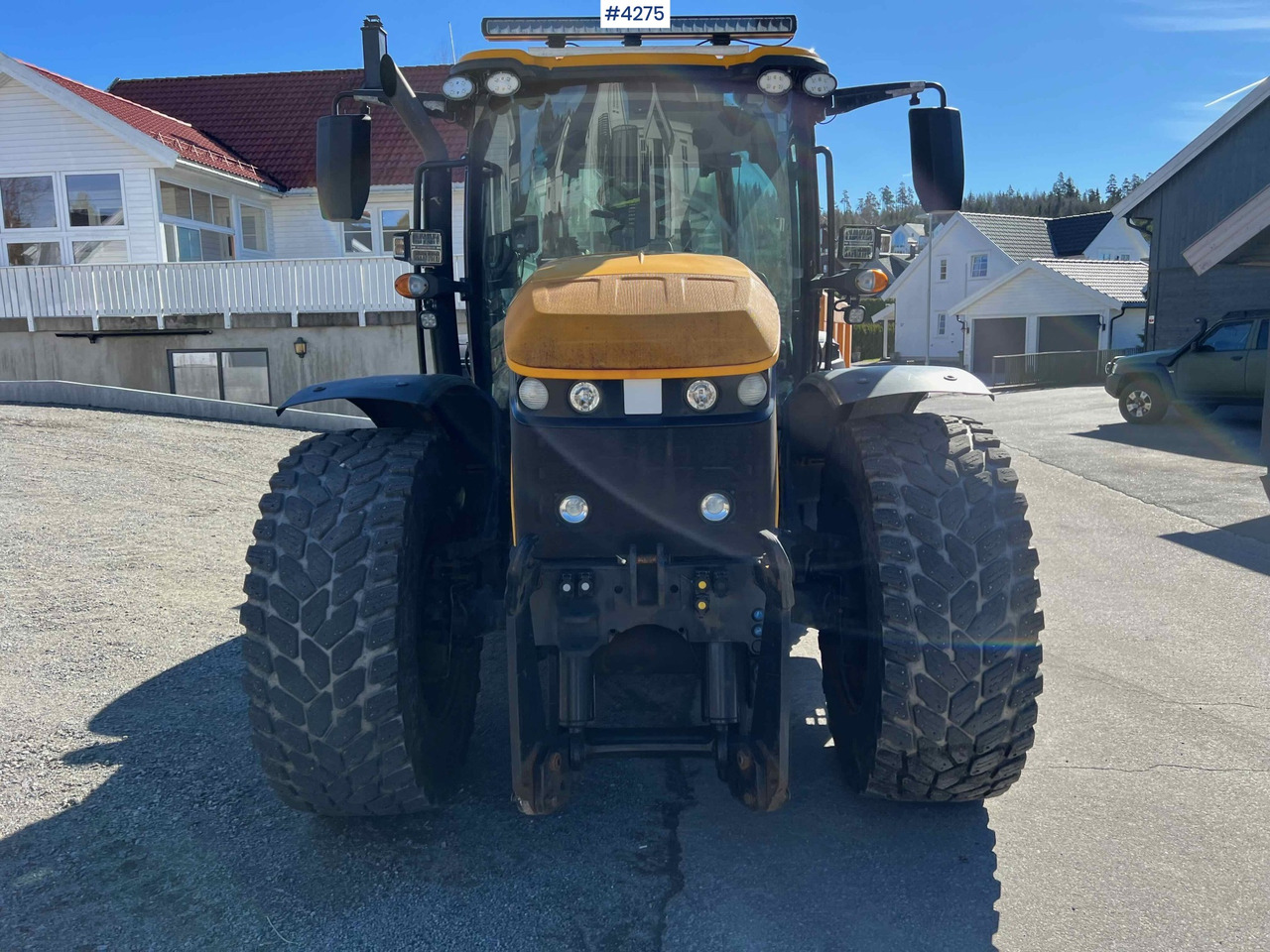 2017 JCB Fastrac 4220 w/front hydraulics and 2 sets of wheels and rims - Farm tractor: picture 5 2017 JCB Fastrac 4220 w/front hydraulics and 2 sets of wheels and rims - Farm tractor: picture 5