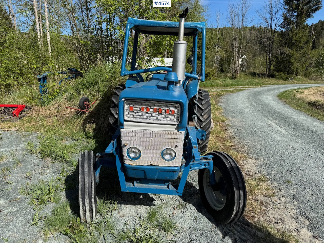 Ford 3000 w/front loader - Farm tractor: picture 3 Ford 3000 w/front loader - Farm tractor: picture 3