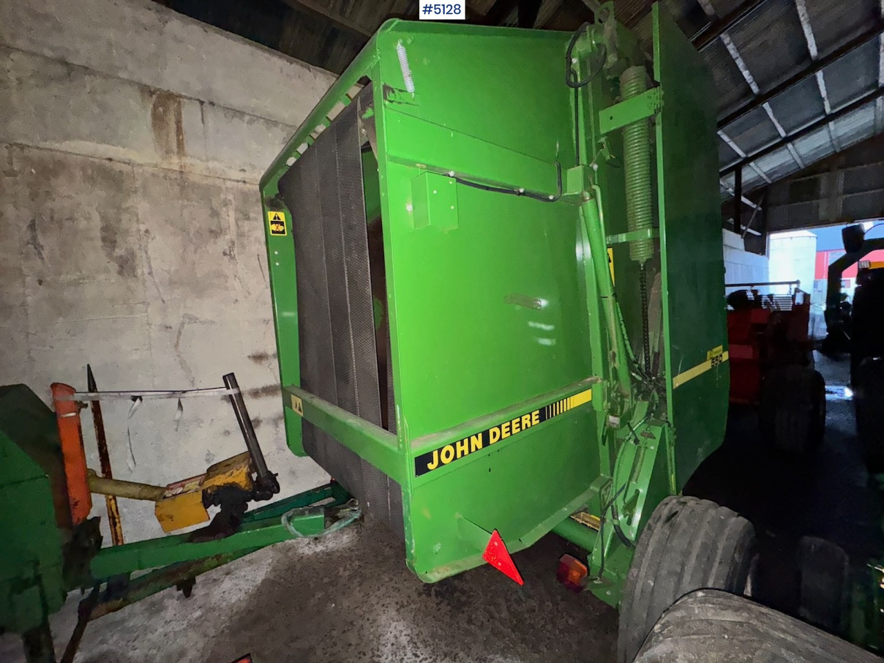 John Deere 550 Round Baler - Hay and forage equipment: picture 3 John Deere 550 Round Baler - Hay and forage equipment: picture 3