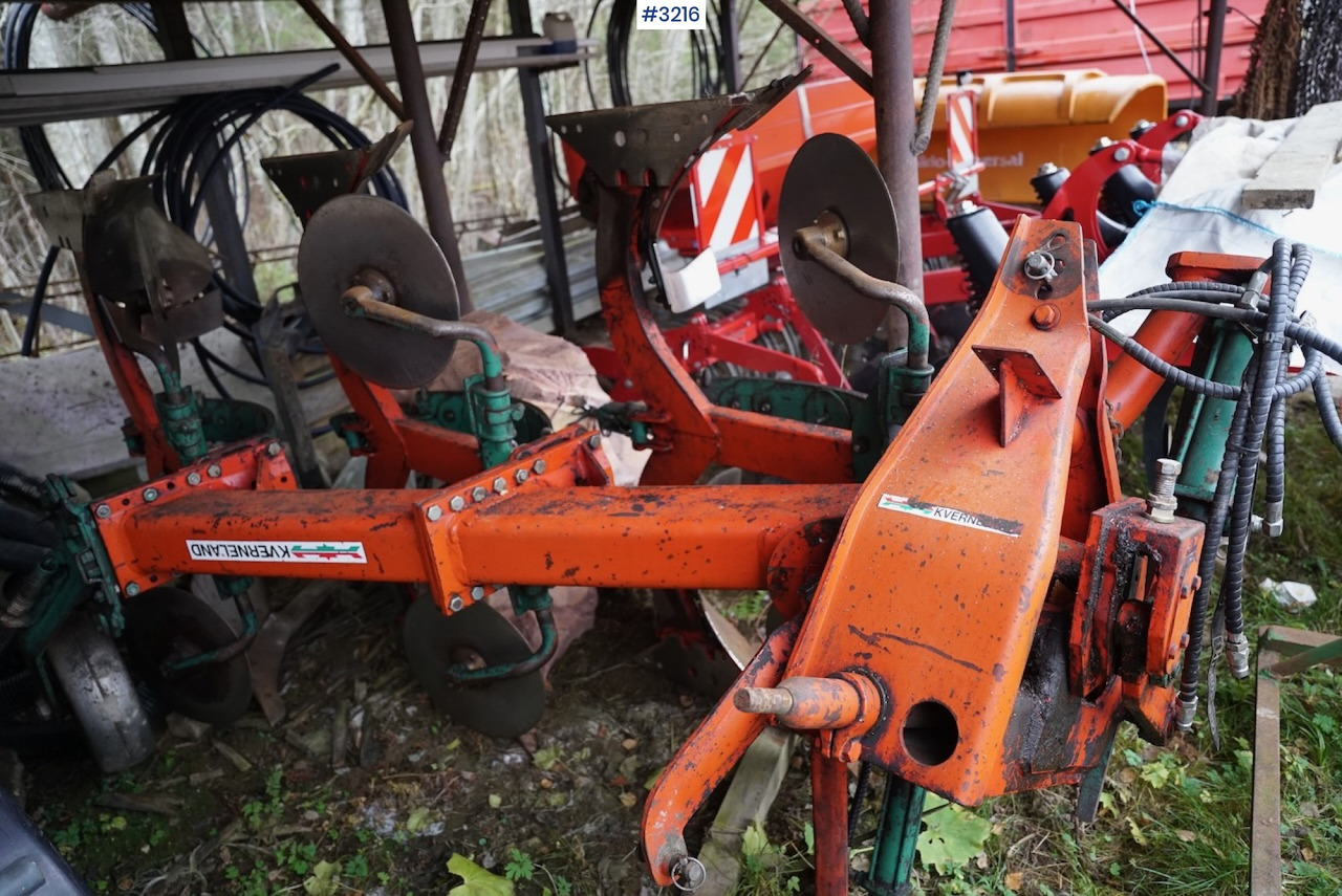 Kverneland Mod E8 3 coulter reversible plough - Soil tillage equipment: picture 1 Kverneland Mod E8 3 coulter reversible plough - Soil tillage equipment: picture 1