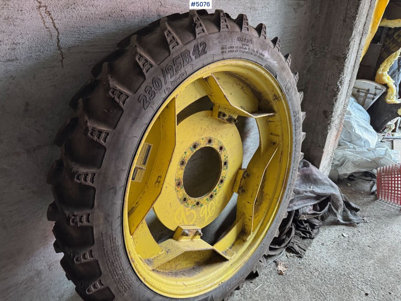 Sprayer Wheels (used on a John Deere 6830) - Sprayer: picture 5 Sprayer Wheels (used on a John Deere 6830) - Sprayer: picture 5