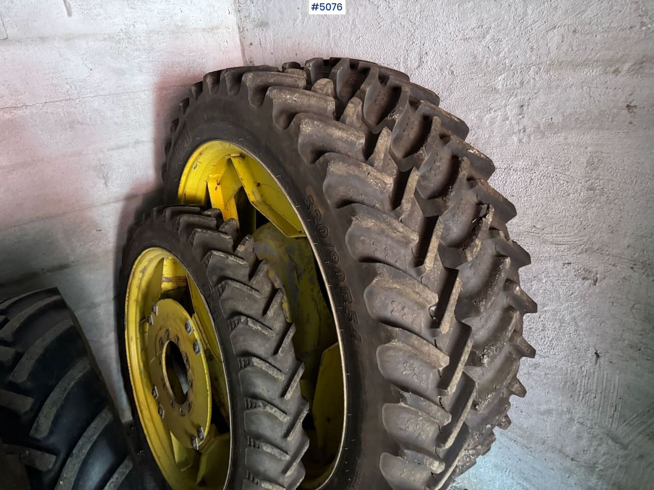 Sprayer Wheels (used on a John Deere 6830) - Sprayer: picture 1 Sprayer Wheels (used on a John Deere 6830) - Sprayer: picture 1