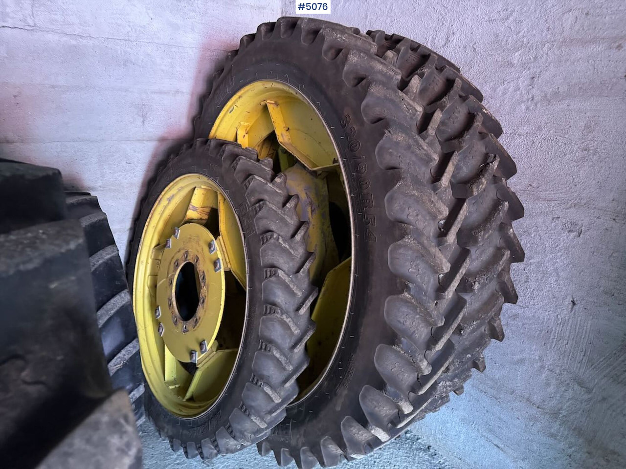 Sprayer Wheels (used on a John Deere 6830) - Sprayer: picture 2 Sprayer Wheels (used on a John Deere 6830) - Sprayer: picture 2