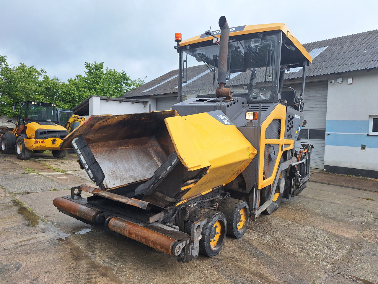 VOLVO P6870C - Asphalt paver: picture 1 VOLVO P6870C - Asphalt paver: picture 1