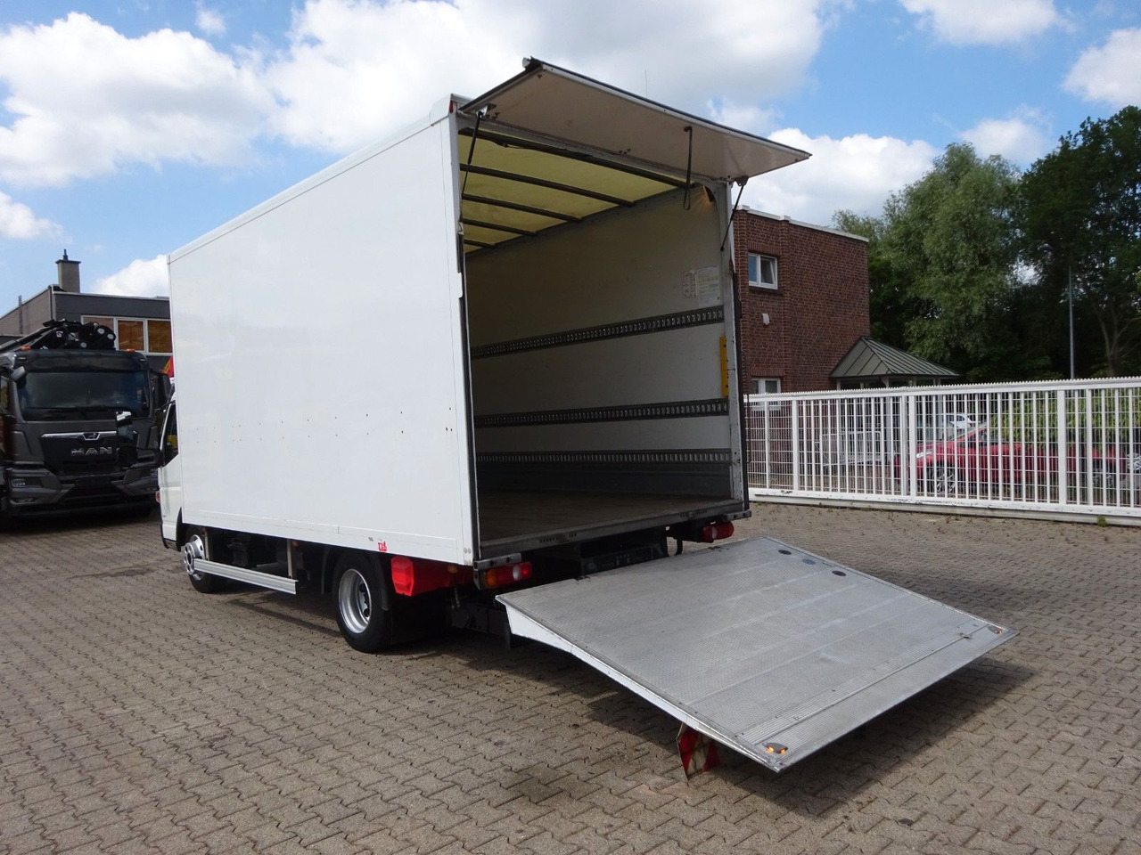 FUSO Canter 7C18 + LBW 4x2 - Box van: picture 5 FUSO Canter 7C18 + LBW 4x2 - Box van: picture 5
