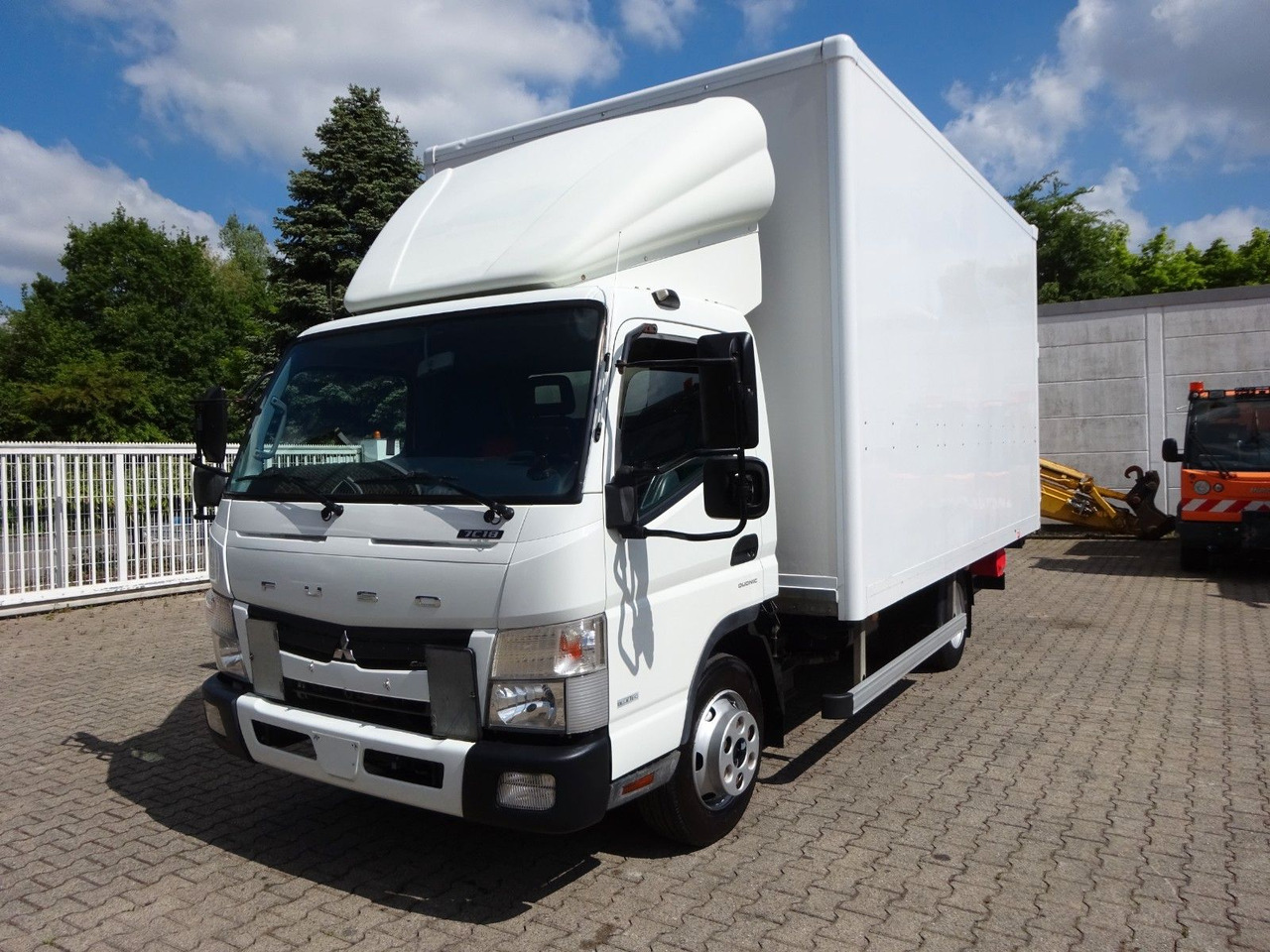 FUSO Canter 7C18 + LBW 4x2 - Box van: picture 1 FUSO Canter 7C18 + LBW 4x2 - Box van: picture 1