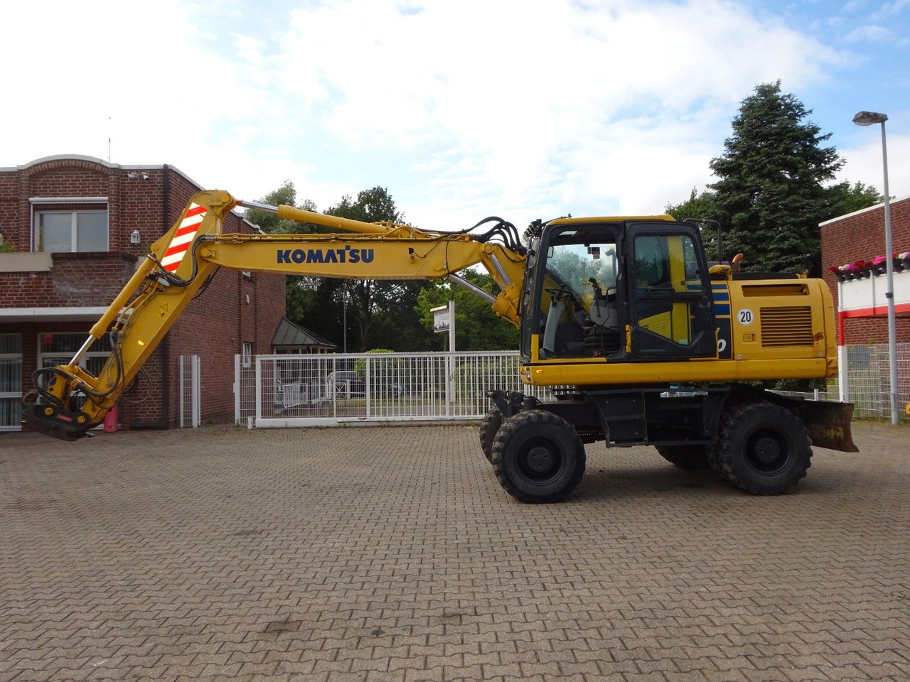 Komatsu PW180-11 - Wheel excavator: picture 2 Komatsu PW180-11 - Wheel excavator: picture 2