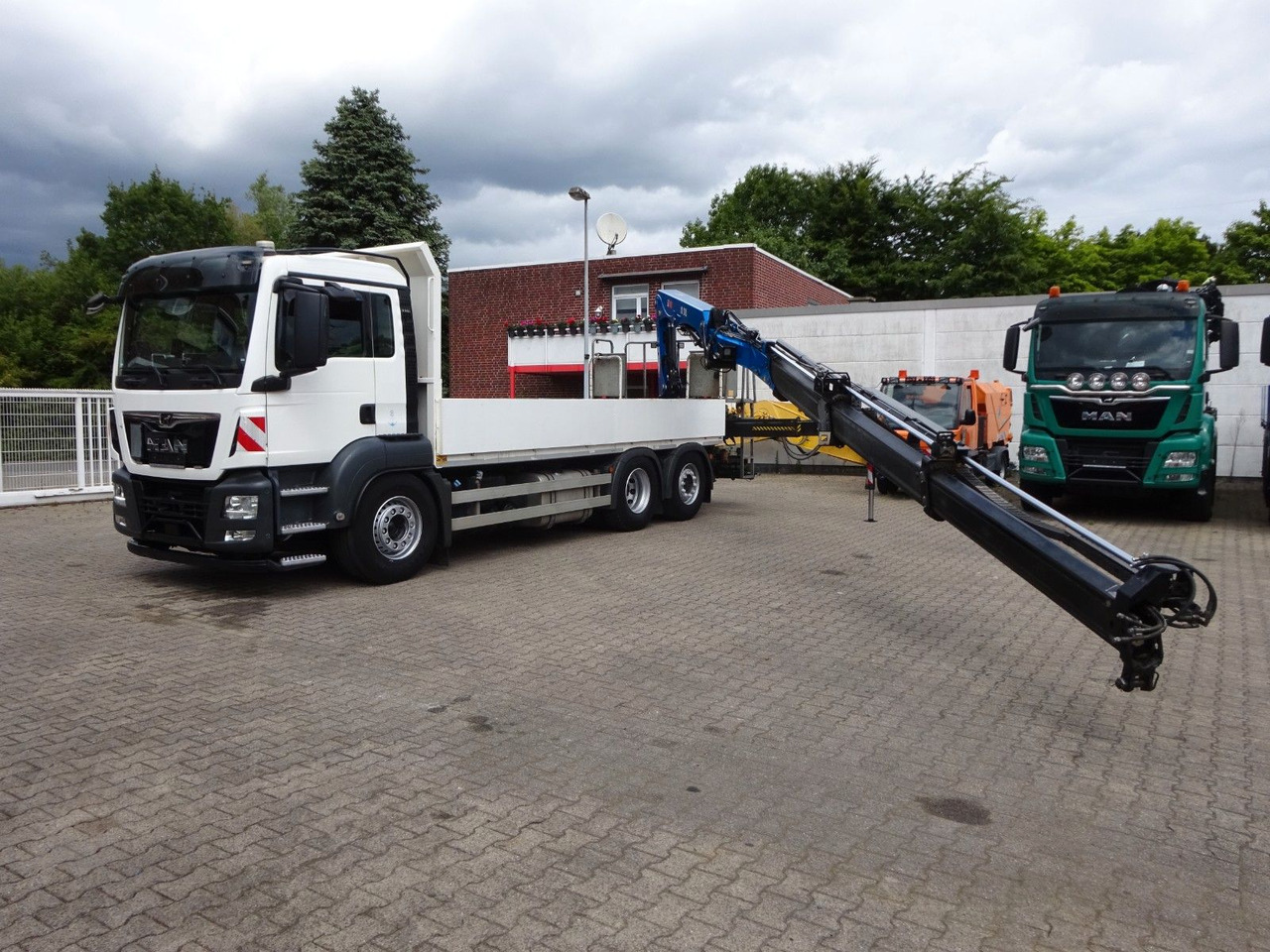 MAN 26.420 TGS Pritsche + HIAB 211 HIPRO Kran - Crane truck: picture 5 MAN 26.420 TGS Pritsche + HIAB 211 HIPRO Kran - Crane truck: picture 5