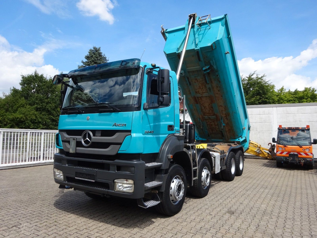 Mercedes-Benz 3240 Axor MKI SR 5.5 Muldenkipper 8x4 - Tipper: picture 1 Mercedes-Benz 3240 Axor MKI SR 5.5 Muldenkipper 8x4 - Tipper: picture 1
