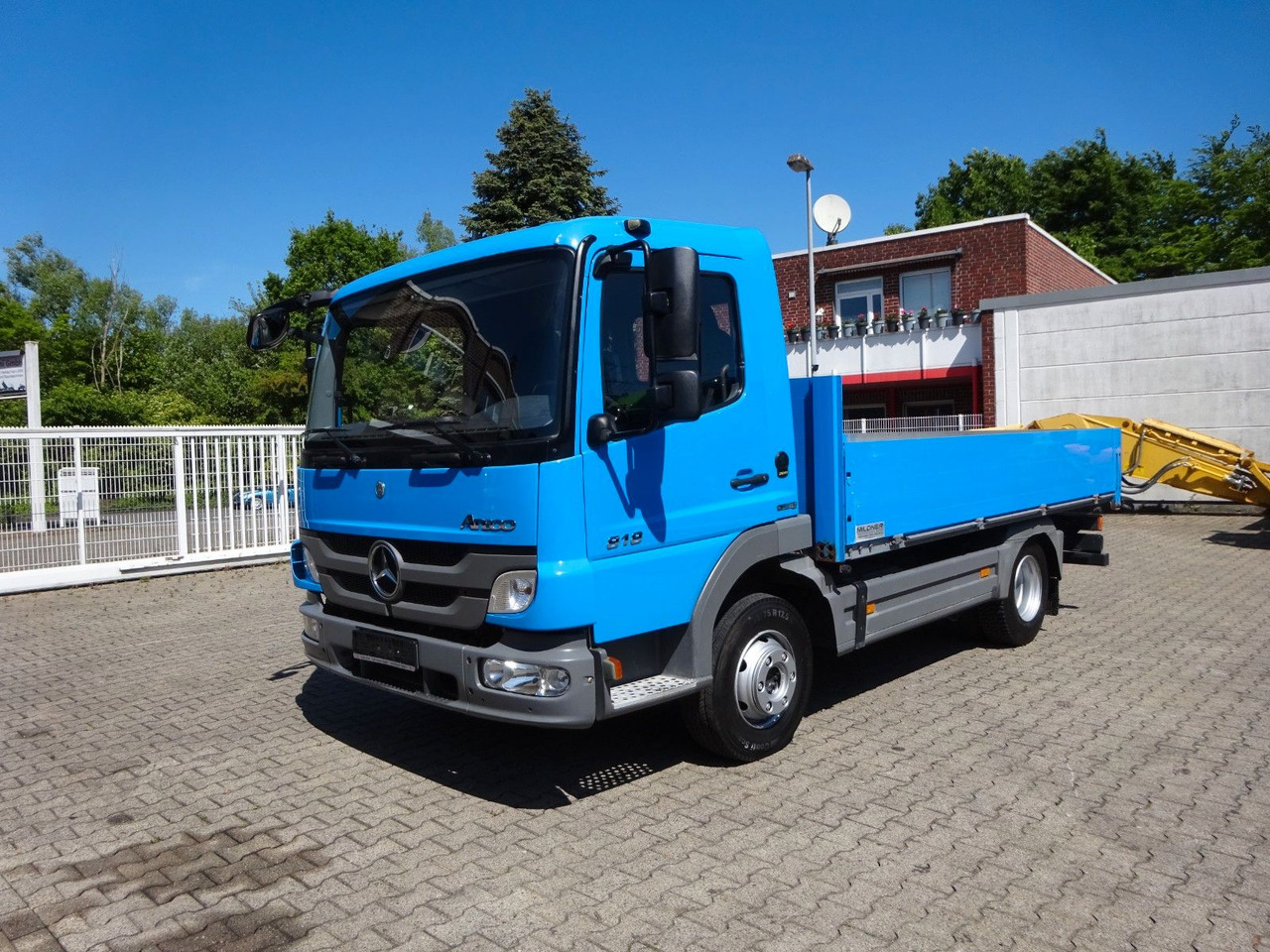 Mercedes-Benz 818 Atego kurze Pritsche 4.0 Meter - Flatbed van: picture 1 Mercedes-Benz 818 Atego kurze Pritsche 4.0 Meter - Flatbed van: picture 1