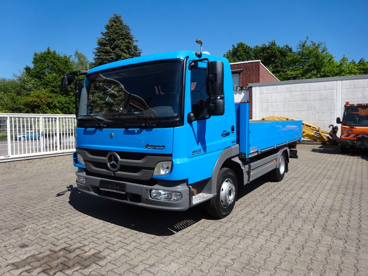 Mercedes-Benz 818 Atego kurze Pritsche 4.0 Meter - Flatbed van: picture 2 Mercedes-Benz 818 Atego kurze Pritsche 4.0 Meter - Flatbed van: picture 2