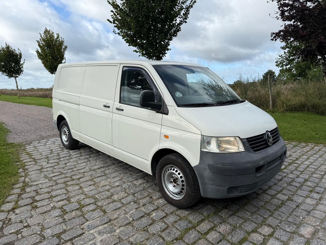 Volkswagen T5 Transporter 2.5 TDI Kasten lang - Small van: picture 1 Volkswagen T5 Transporter 2.5 TDI Kasten lang - Small van: picture 1