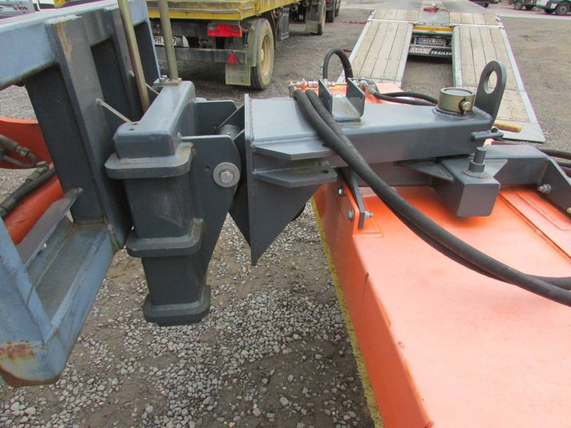 Tuchel Profi 600-230 Kehrbesen / 6.500 EUR - Attachment for Construction machinery: picture 4 Tuchel Profi 600-230 Kehrbesen / 6.500 EUR - Attachment for Construction machinery: picture 4