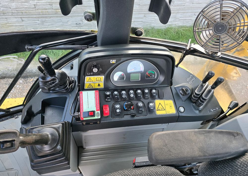 Backhoe loader Caterpillar: picture 10