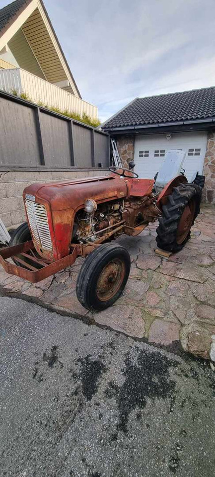 1958 Massey Ferguson MF 35 traktor repobjekt - Farm tractor: picture 1 1958 Massey Ferguson MF 35 traktor repobjekt - Farm tractor: picture 1