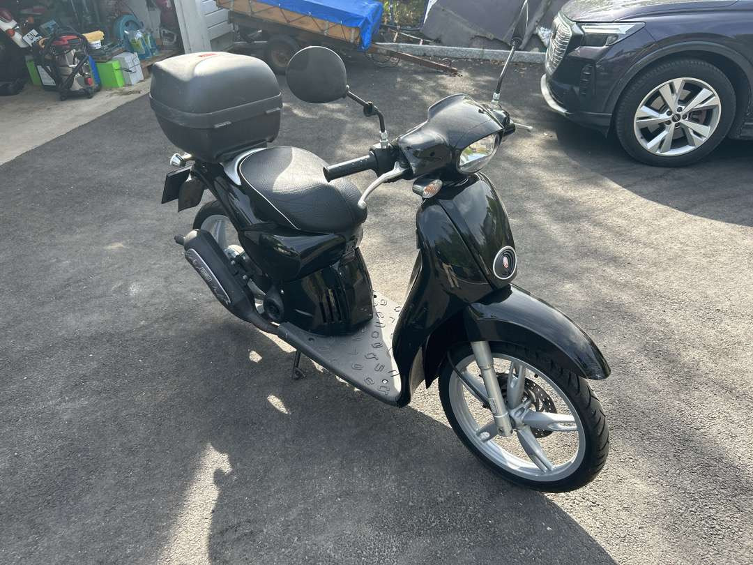 2011 Moped APRILIA APRILIA SCARABEO50 2T NERO APR - Motorcycle trailer: picture 2 2011 Moped APRILIA APRILIA SCARABEO50 2T NERO APR - Motorcycle trailer: picture 2