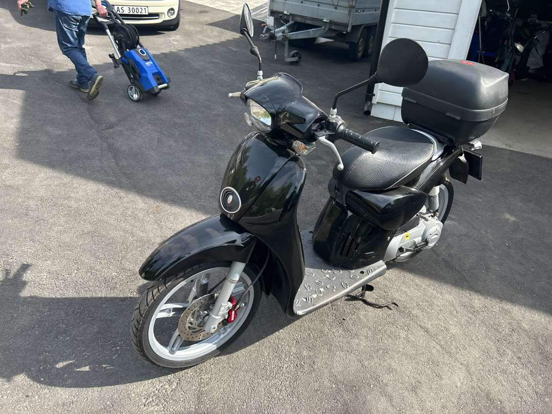 2011 Moped APRILIA APRILIA SCARABEO50 2T NERO APR - Motorcycle trailer: picture 1 2011 Moped APRILIA APRILIA SCARABEO50 2T NERO APR - Motorcycle trailer: picture 1