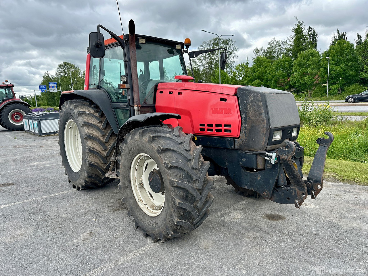 Valtra 8550 traktori PTO etunostolaitteella vm 2001, Seinäjoki - Agricultural machinery: picture 1 Valtra 8550 traktori PTO etunostolaitteella vm 2001, Seinäjoki - Agricultural machinery: picture 1