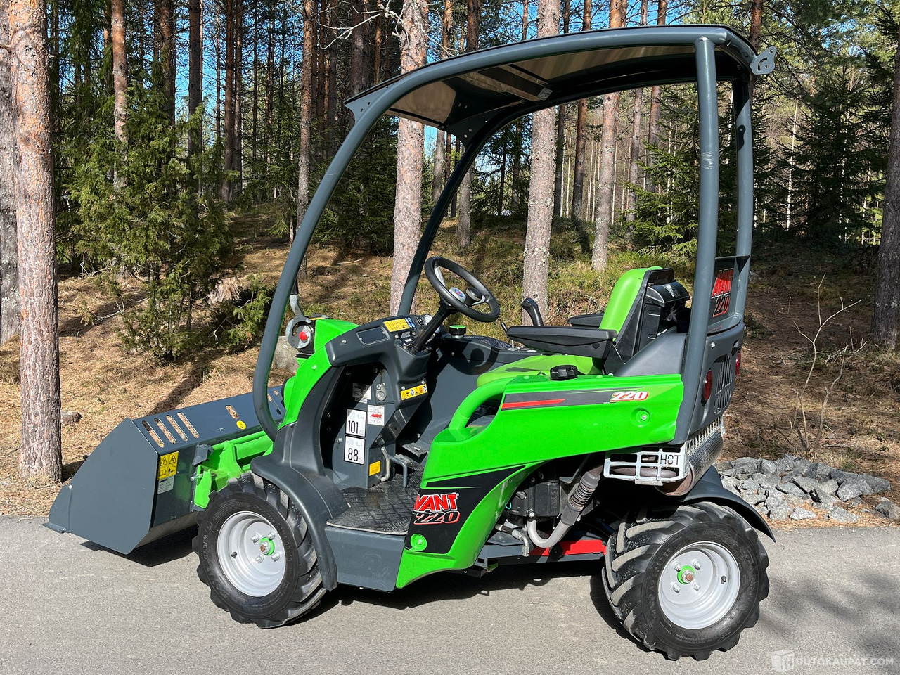 Avant 220 kahdella työlaitteella, 2021, vain 196h,, Jyväskylä - Compact loader: picture 3 Avant 220 kahdella työlaitteella, 2021, vain 196h,, Jyväskylä - Compact loader: picture 3