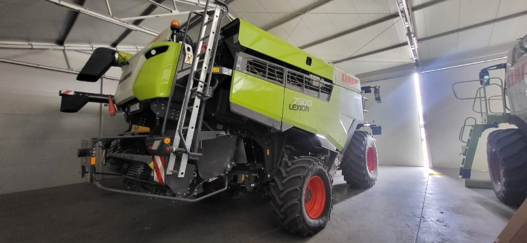 Claas Lexion 7500 + V930 - Combine harvester: picture 4 Claas Lexion 7500 + V930 - Combine harvester: picture 4