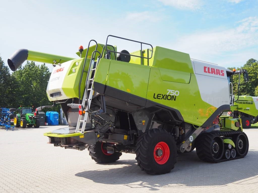 Claas Lexion 750TT + V900 - Combine harvester: picture 3 Claas Lexion 750TT + V900 - Combine harvester: picture 3