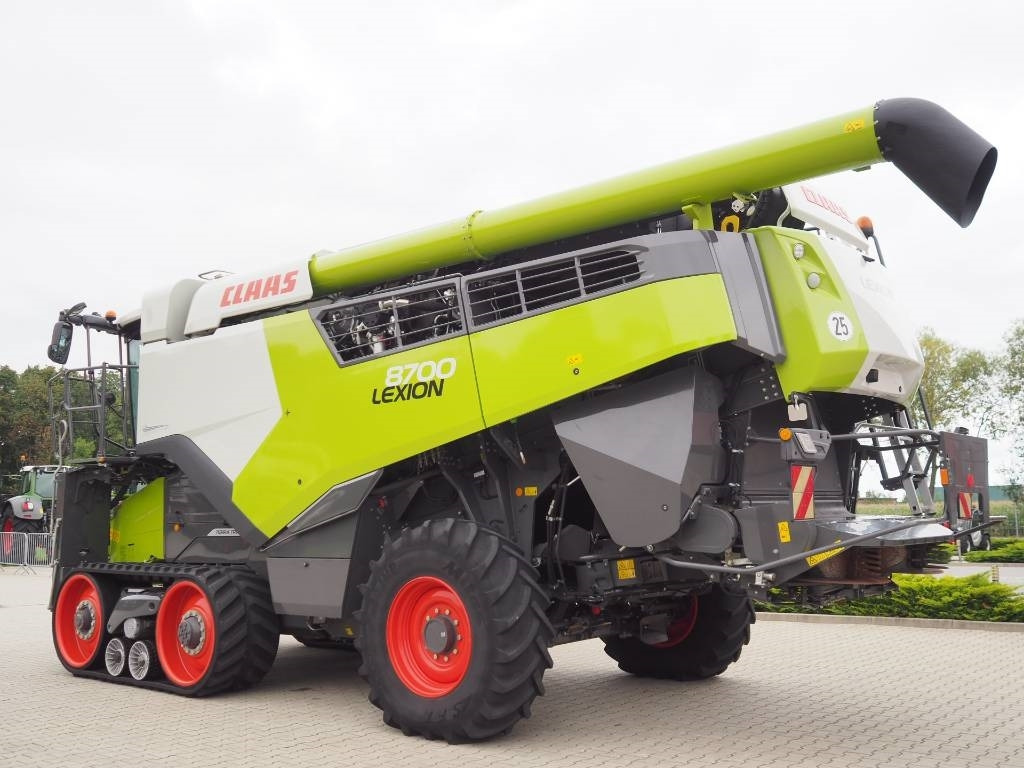 Claas Lexion 8700TT + V1080 - Combine harvester: picture 2 Claas Lexion 8700TT + V1080 - Combine harvester: picture 2