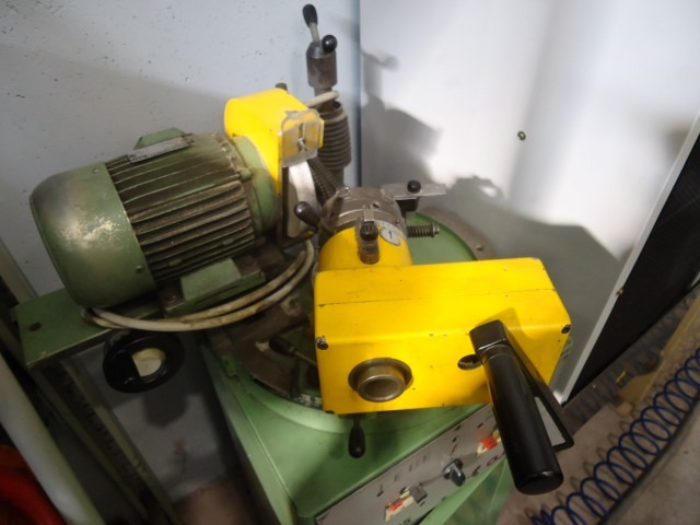 Affilatrice per punte elicoidali e maschi Cuoghi APE 25 - Metalworking machinery: picture 3 Affilatrice per punte elicoidali e maschi Cuoghi APE 25 - Metalworking machinery: picture 3