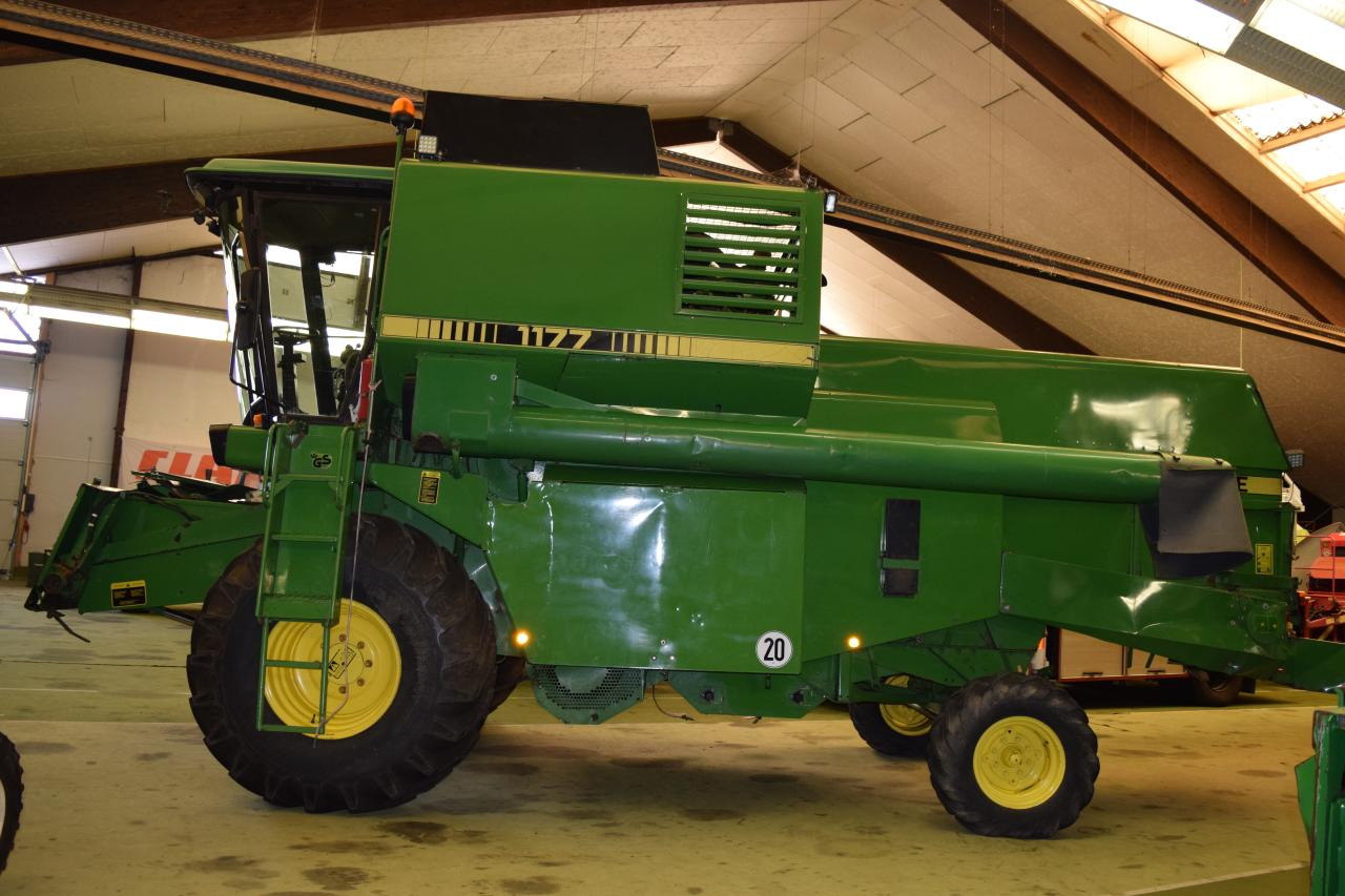 John Deere 1177 - Combine harvester: picture 1 John Deere 1177 - Combine harvester: picture 1
