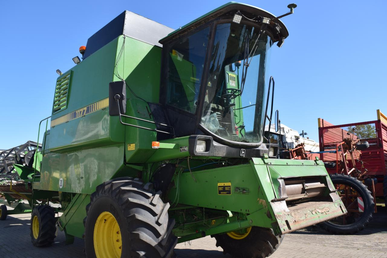 John Deere 1177 - Combine harvester: picture 2 John Deere 1177 - Combine harvester: picture 2