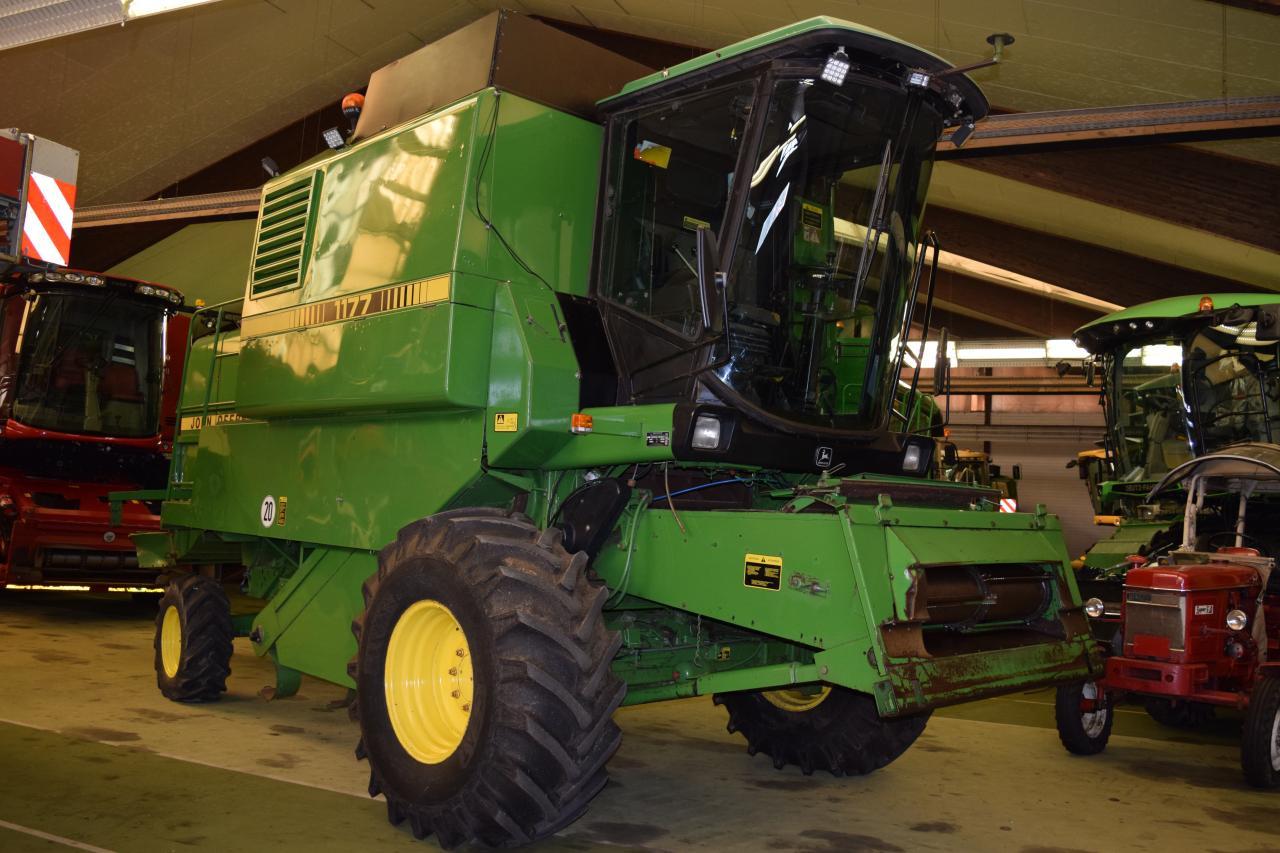 John Deere 1177 - Combine harvester: picture 2 John Deere 1177 - Combine harvester: picture 2