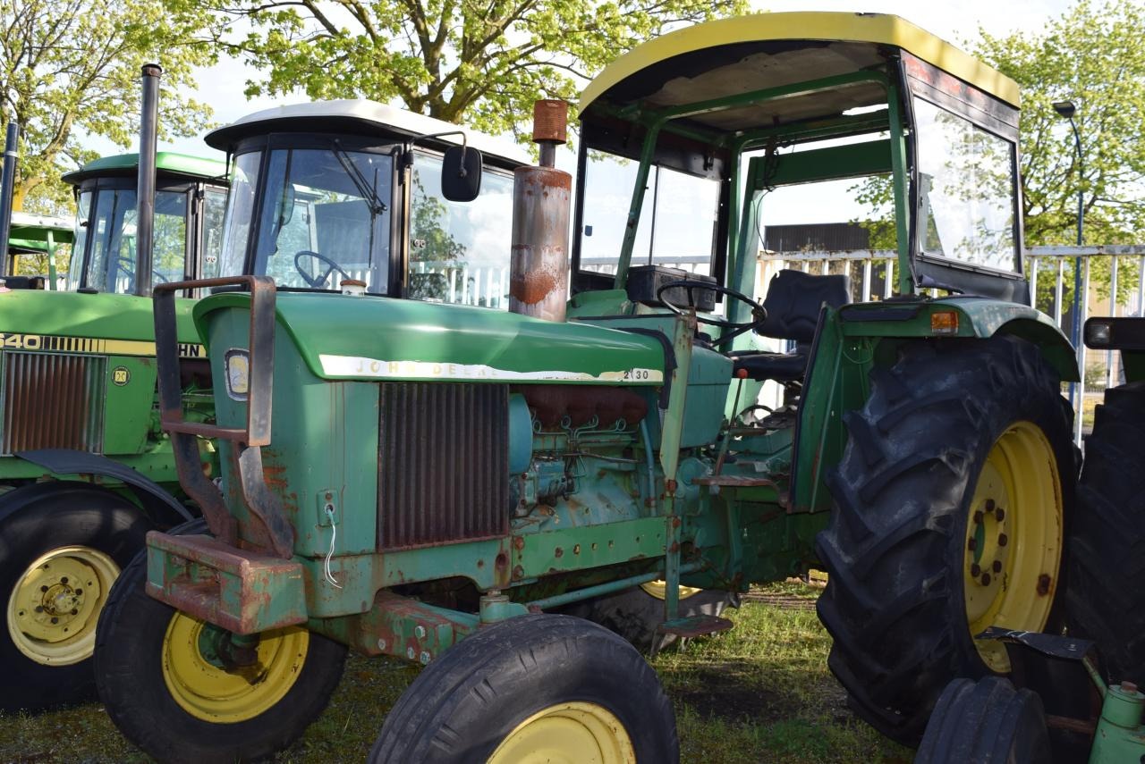 John Deere 2130 - Farm tractor: picture 2 John Deere 2130 - Farm tractor: picture 2