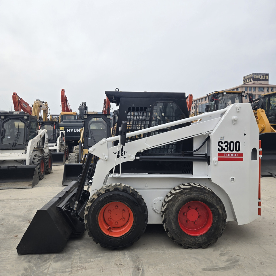 BOBCAT S300 - Skid steer loader: picture 1 BOBCAT S300 - Skid steer loader: picture 1
