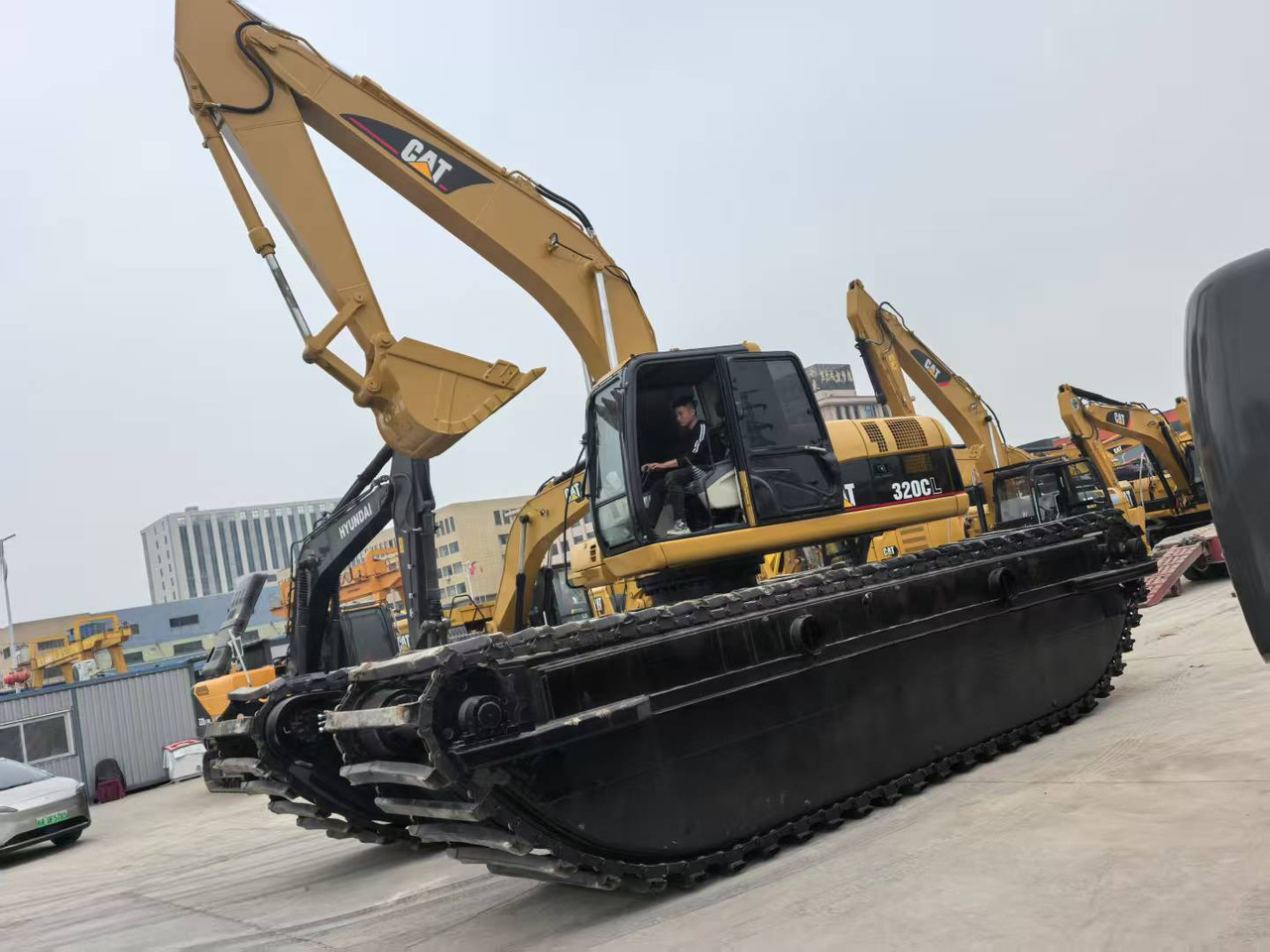 CATERPILLAR 320C boat excavator - Amphibious excavator: picture 1 CATERPILLAR 320C boat excavator - Amphibious excavator: picture 1