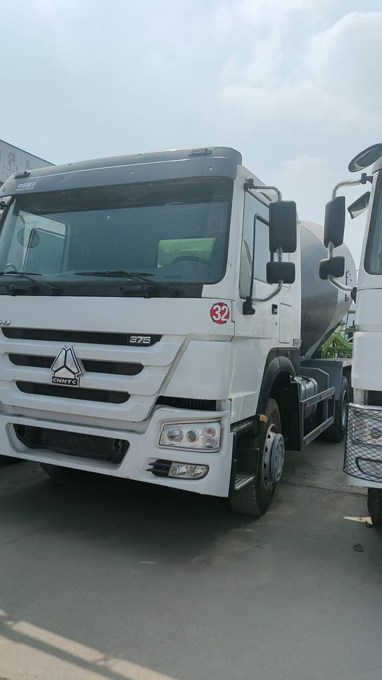 SINOTRUK HOWO Concrete Mixer Truck - Tank truck: picture 4 SINOTRUK HOWO Concrete Mixer Truck - Tank truck: picture 4