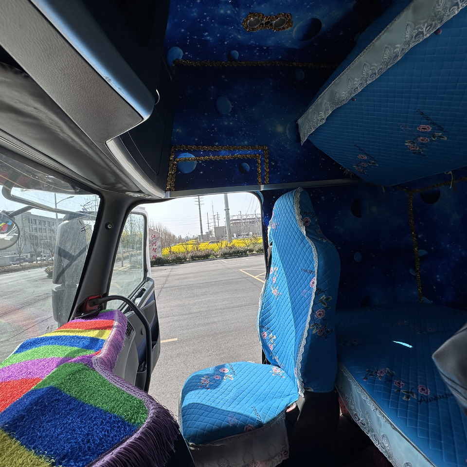 SINOTRUK HOWO T7 440 - Tractor unit: picture 5 SINOTRUK HOWO T7 440 - Tractor unit: picture 5