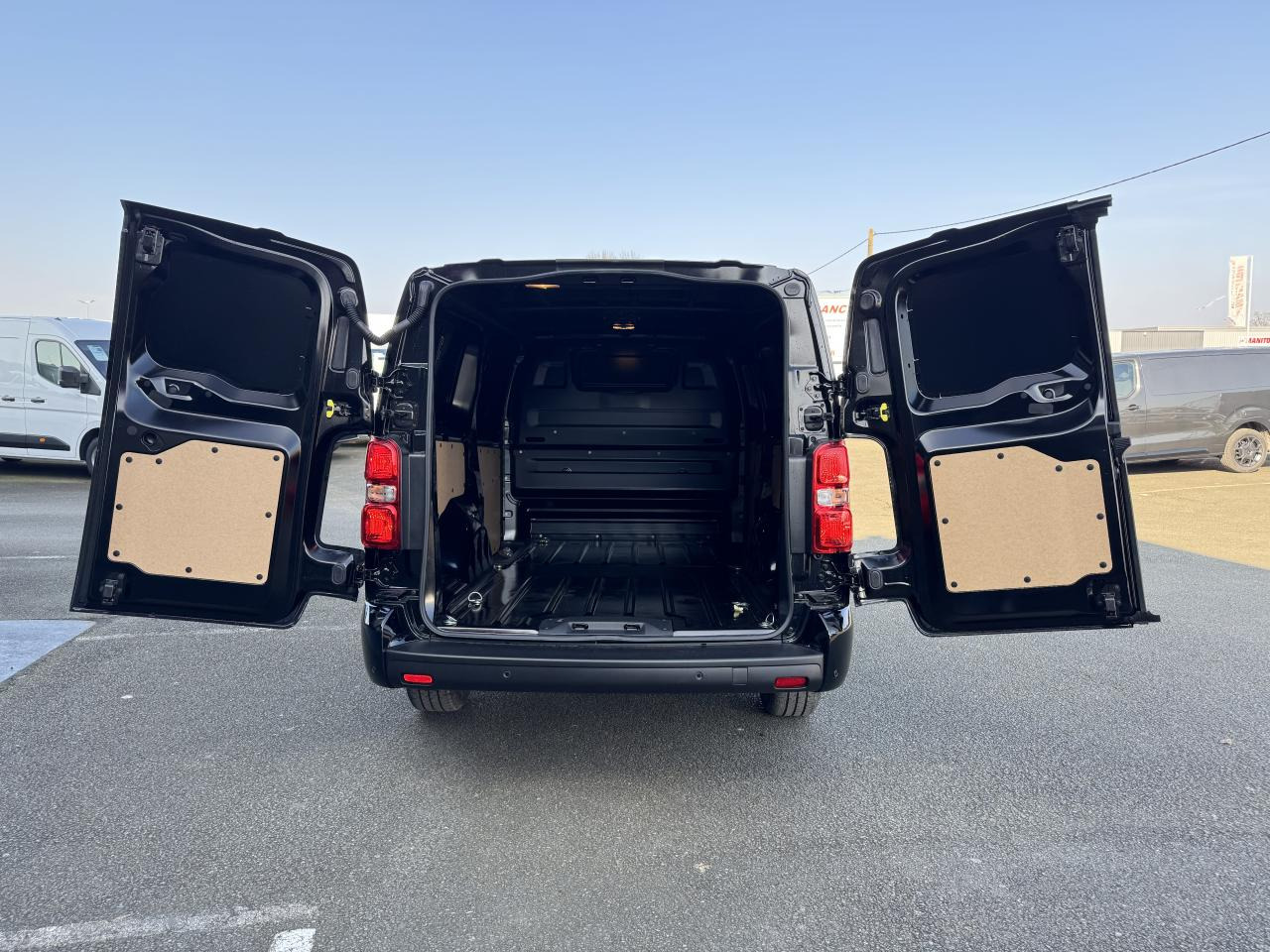 CITROEN Jumpy M 2.0 BlueHDi - 180 S&S - BV EAT8 III FOURGON . PHASE 2 - Panel van: picture 3 CITROEN Jumpy M 2.0 BlueHDi - 180 S&S - BV EAT8 III FOURGON . PHASE 2 - Panel van: picture 3