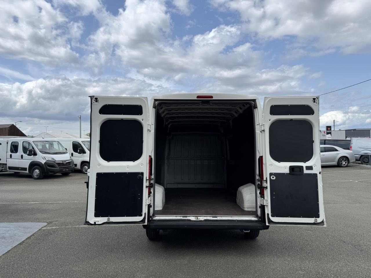 Citroen Jumper 35 L3H2 2.2 BLUEHDI 140 S&S CLUB - Panel van: picture 2 Citroen Jumper 35 L3H2 2.2 BLUEHDI 140 S&S CLUB - Panel van: picture 2