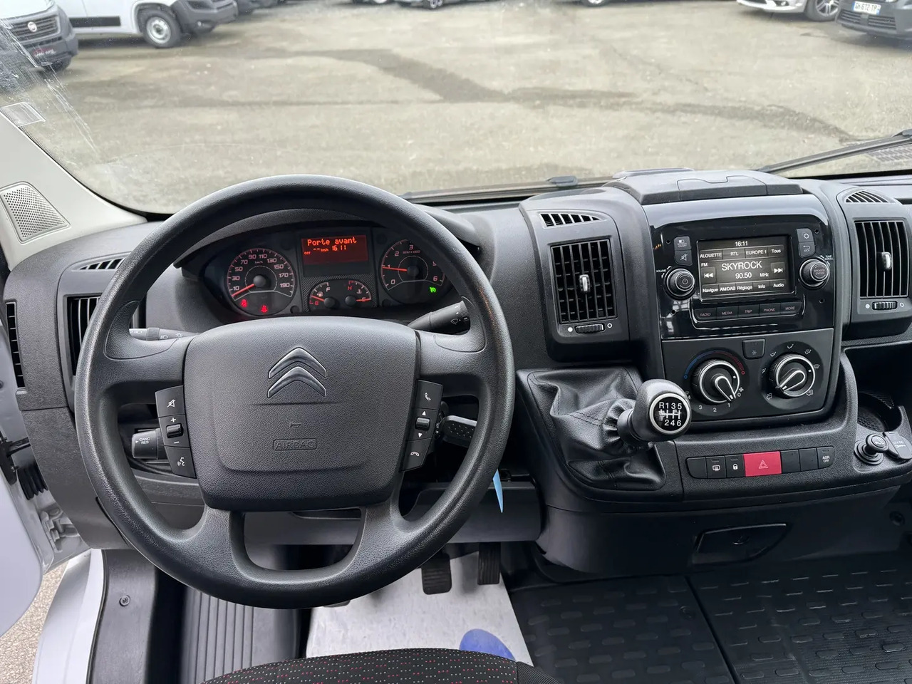 Citroen Jumper 4-35 L4 2.2 BLUEHDI 140 S&S CONTROL - Flatbed van: picture 4 Citroen Jumper 4-35 L4 2.2 BLUEHDI 140 S&S CONTROL - Flatbed van: picture 4
