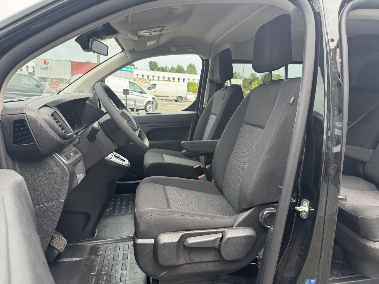 Citroen Jumpy XL 2.0 BLUEHDI 180CH S&S CABINE APPROFONDIE FIXE EAT8 5 PLACES - Panel van: picture 4 Citroen Jumpy XL 2.0 BLUEHDI 180CH S&S CABINE APPROFONDIE FIXE EAT8 5 PLACES - Panel van: picture 4