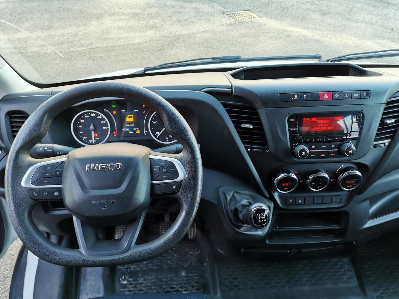 IVECO daily 35C14 BENNE COFFRE DOUBLE CABINE 6 places - Tipper van: picture 4 IVECO daily 35C14 BENNE COFFRE DOUBLE CABINE 6 places - Tipper van: picture 4