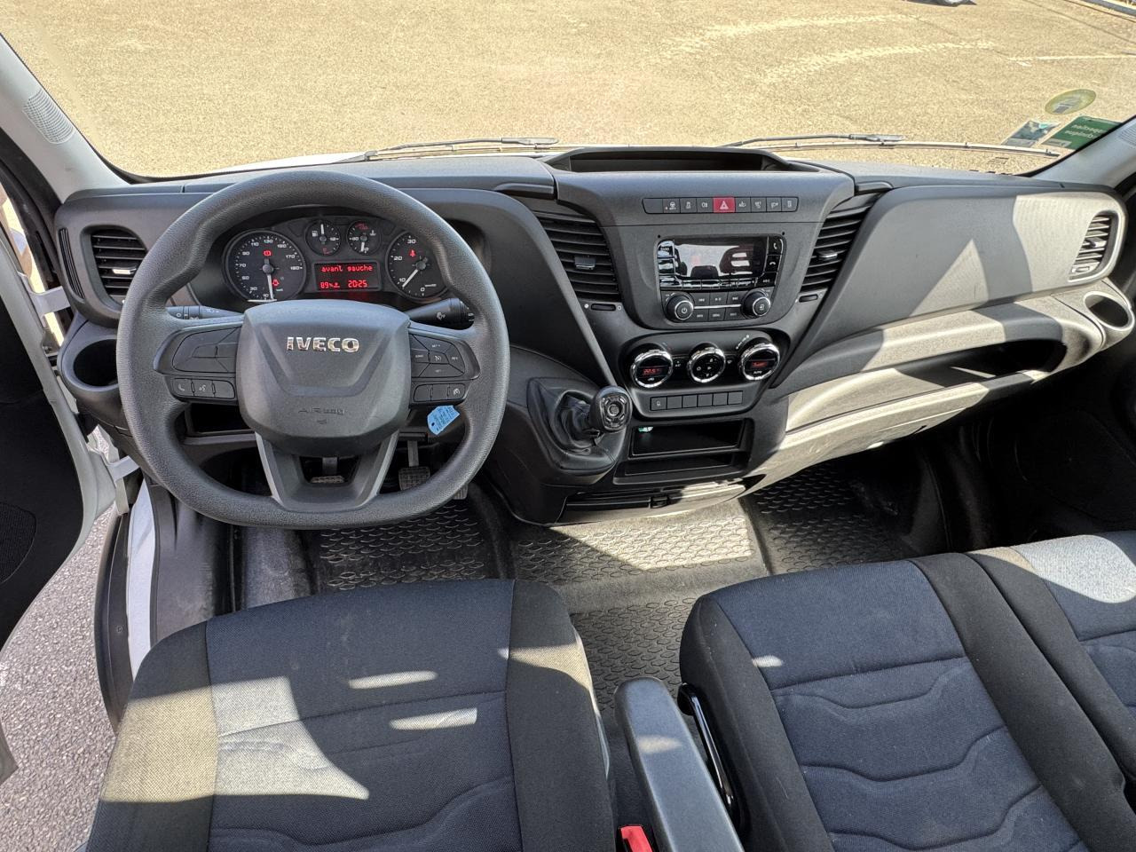 Iveco Daily IVECO PORTE VOITURE DEPANNEUSE 35 S 16 3L0 160 CH EMPATTEMENT 4100 PLATEAU FIX'ALU EQUIP'M - Autotransporter truck: picture 5 Iveco Daily IVECO PORTE VOITURE DEPANNEUSE 35 S 16 3L0 160 CH EMPATTEMENT 4100 PLATEAU FIX'ALU EQUIP'M - Autotransporter truck: picture 5