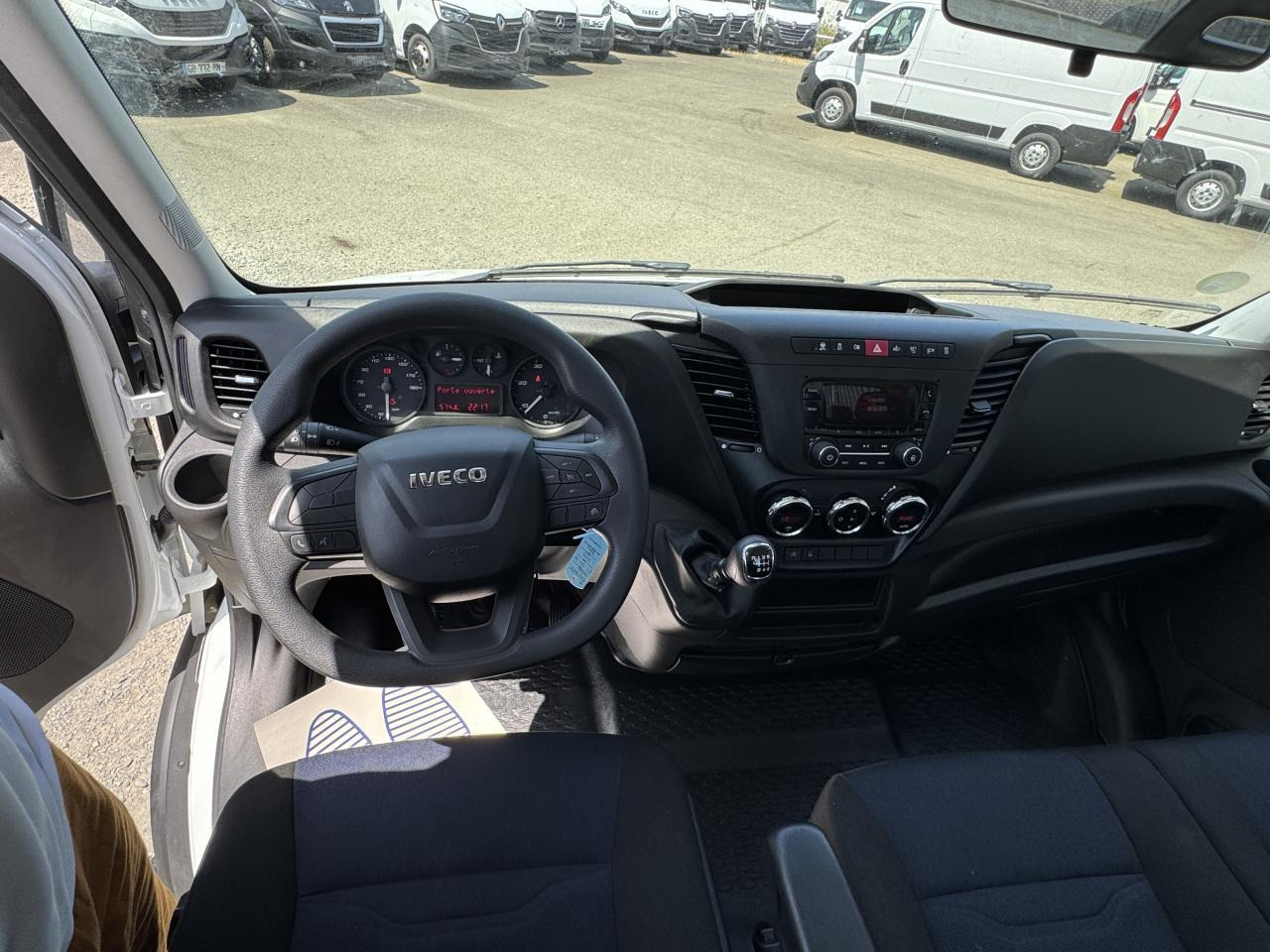 Iveco Daily IVECO PORTE VOITURE DEPANNEUSE 35 S 16 3L0 160 CH EMPATTEMENT 4100 PLATEAU FIX'ALU EQUIP'M - Autotransporter truck: picture 4 Iveco Daily IVECO PORTE VOITURE DEPANNEUSE 35 S 16 3L0 160 CH EMPATTEMENT 4100 PLATEAU FIX'ALU EQUIP'M - Autotransporter truck: picture 4
