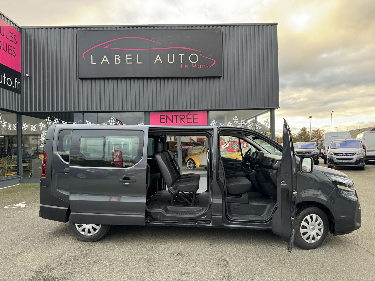 Nissan NV300 N-Connecta 3.0t L2H1 2.0 dCi - 150 - Stop/Start COMBI Combi L2H1 PHASE 2 - Car: picture 1 Nissan NV300 N-Connecta 3.0t L2H1 2.0 dCi - 150 - Stop/Start COMBI Combi L2H1 PHASE 2 - Car: picture 1