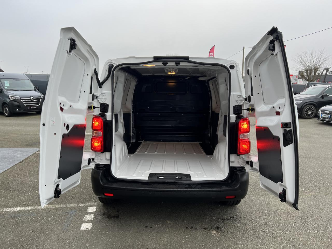 Opel Vivaro fourgon M 2.0 BLUEHDI 145CH EAT-8 PACK CLIM - Small van: picture 3 Opel Vivaro fourgon M 2.0 BLUEHDI 145CH EAT-8 PACK CLIM - Small van: picture 3