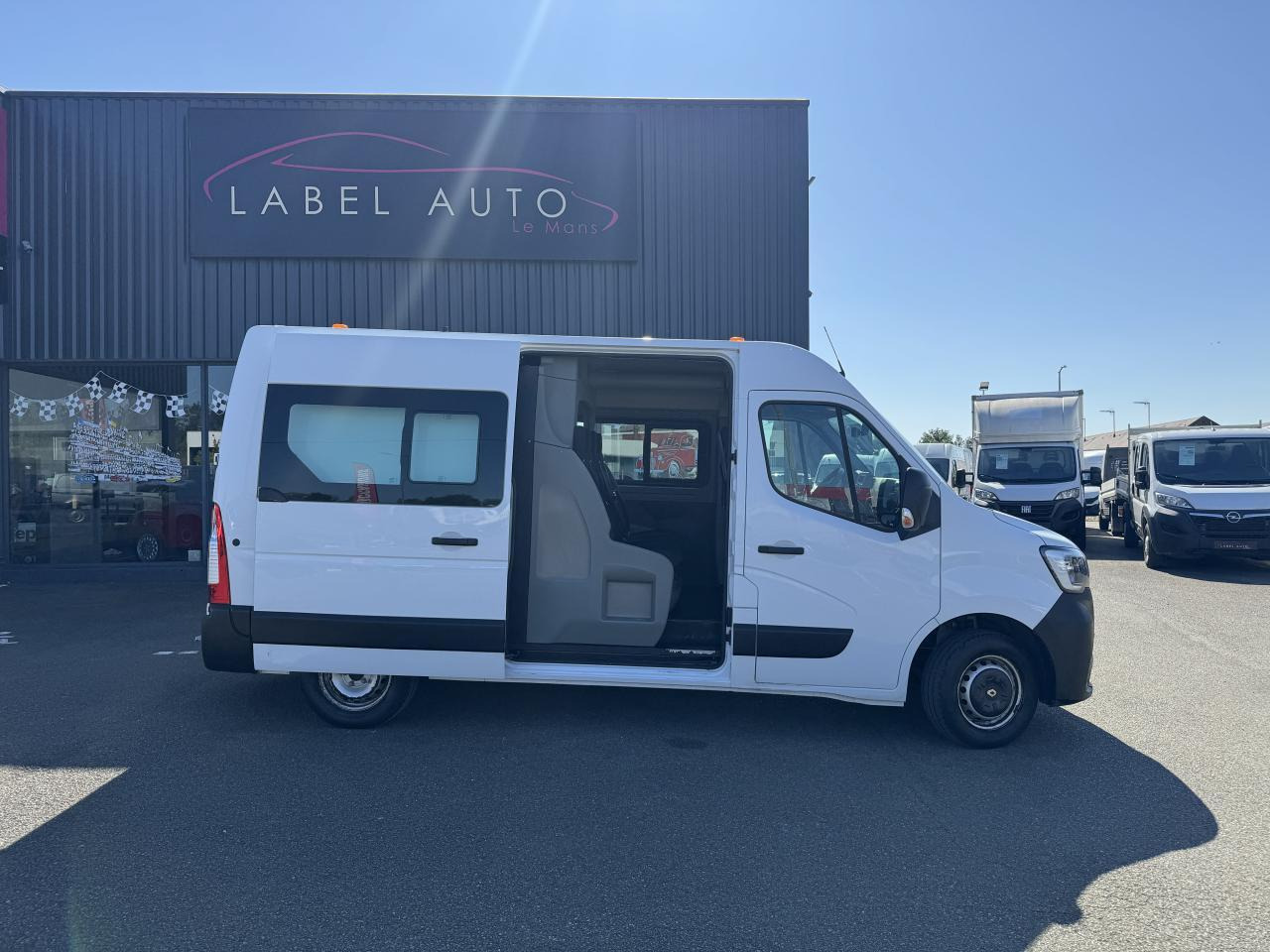 Renault Master 7 PLACES Confort F3300 L2H2 2.3 dCi - 135 III CABINE APPROFONDIE Cabine approfondie L2H2 Tra - Other machinery: picture 1 Renault Master 7 PLACES Confort F3300 L2H2 2.3 dCi - 135 III CABINE APPROFONDIE Cabine approfondie L2H2 Tra - Other machinery: picture 1