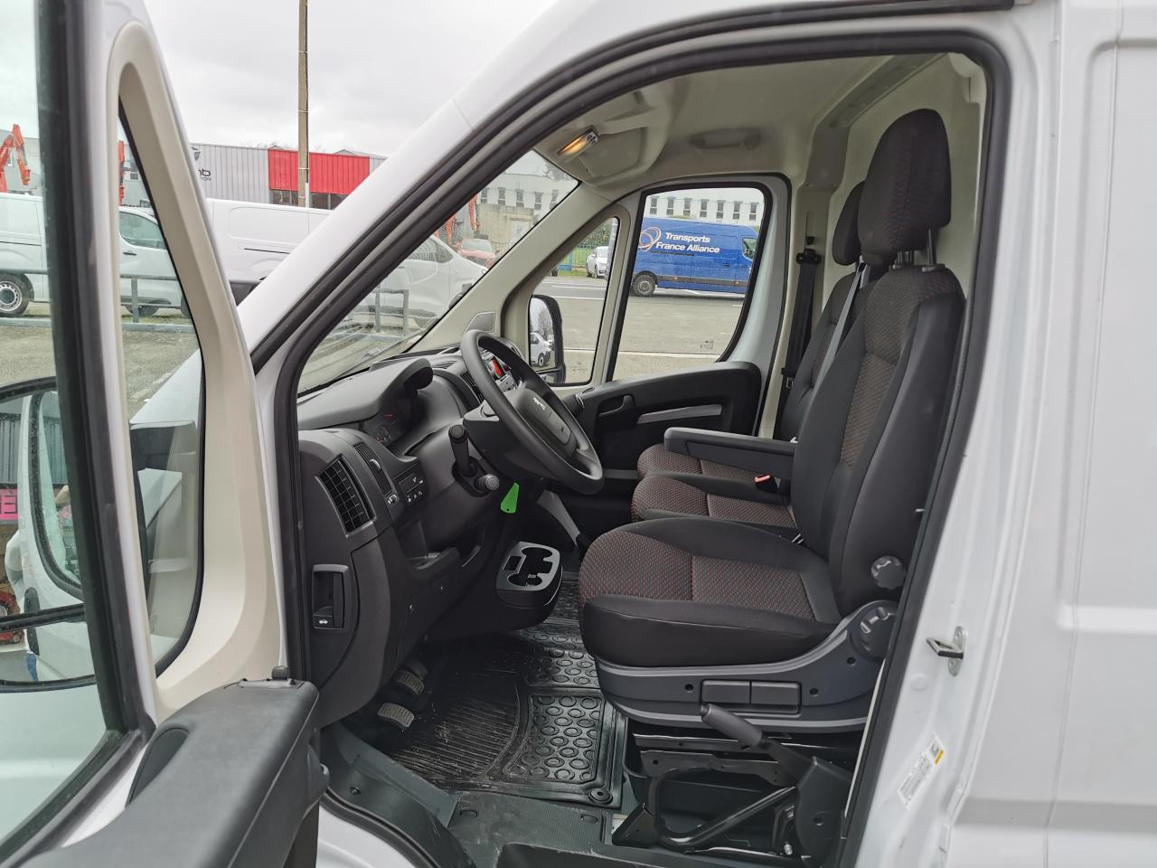 Peugeot Boxer 3.5t L2H2 2.2 HDi S&S Maxi - 140 III FOURGON TOLE Fourgon Tolé 435 L2H2 PHASE 3 - Panel van: picture 4 Peugeot Boxer 3.5t L2H2 2.2 HDi S&S Maxi - 140 III FOURGON TOLE Fourgon Tolé 435 L2H2 PHASE 3 - Panel van: picture 4