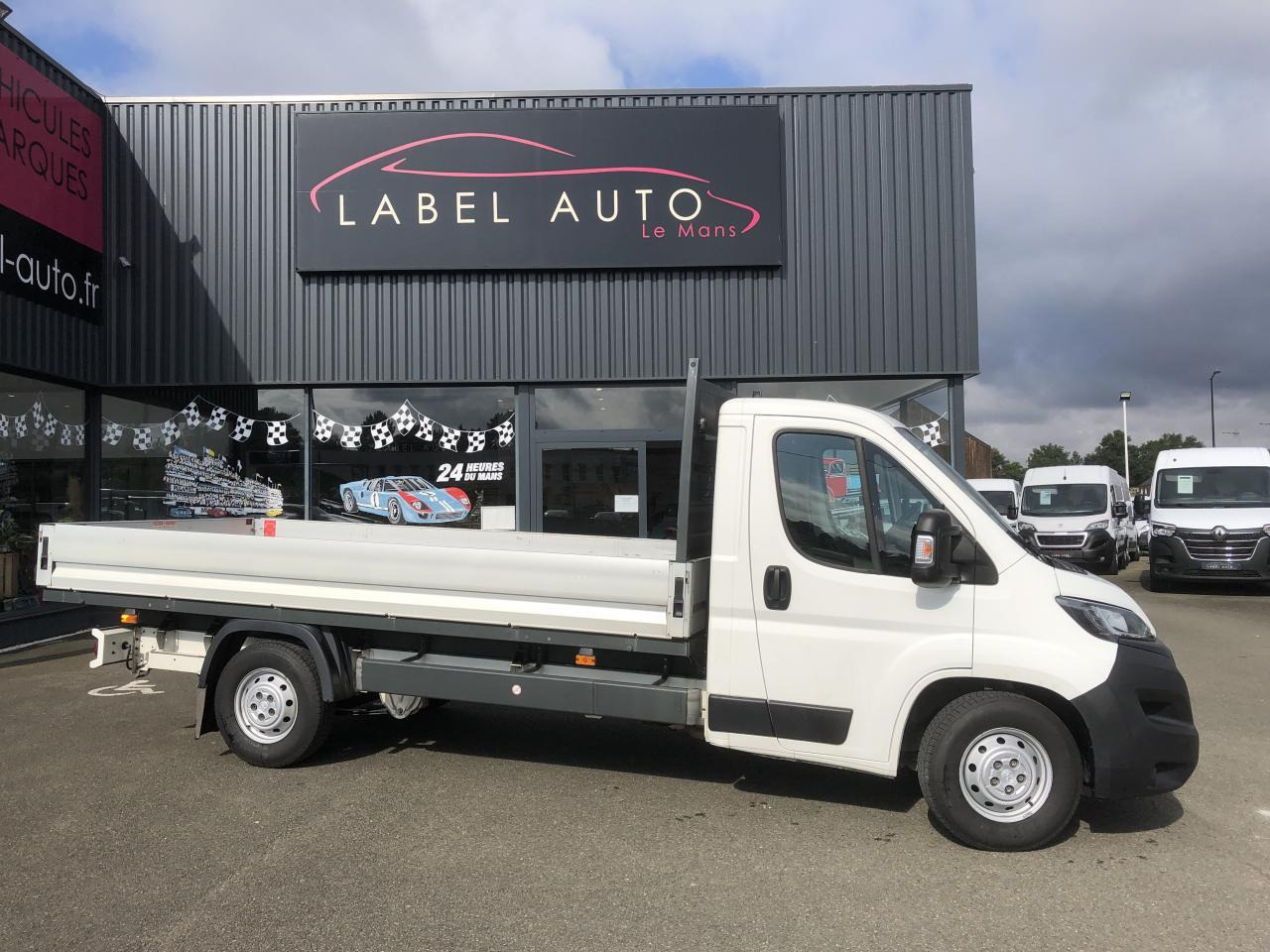 Peugeot Boxer PLATEAU 4M20 L4 2.2 BLUEHDI 140 S&S PREMIUM - Flatbed van: picture 1 Peugeot Boxer PLATEAU 4M20 L4 2.2 BLUEHDI 140 S&S PREMIUM - Flatbed van: picture 1