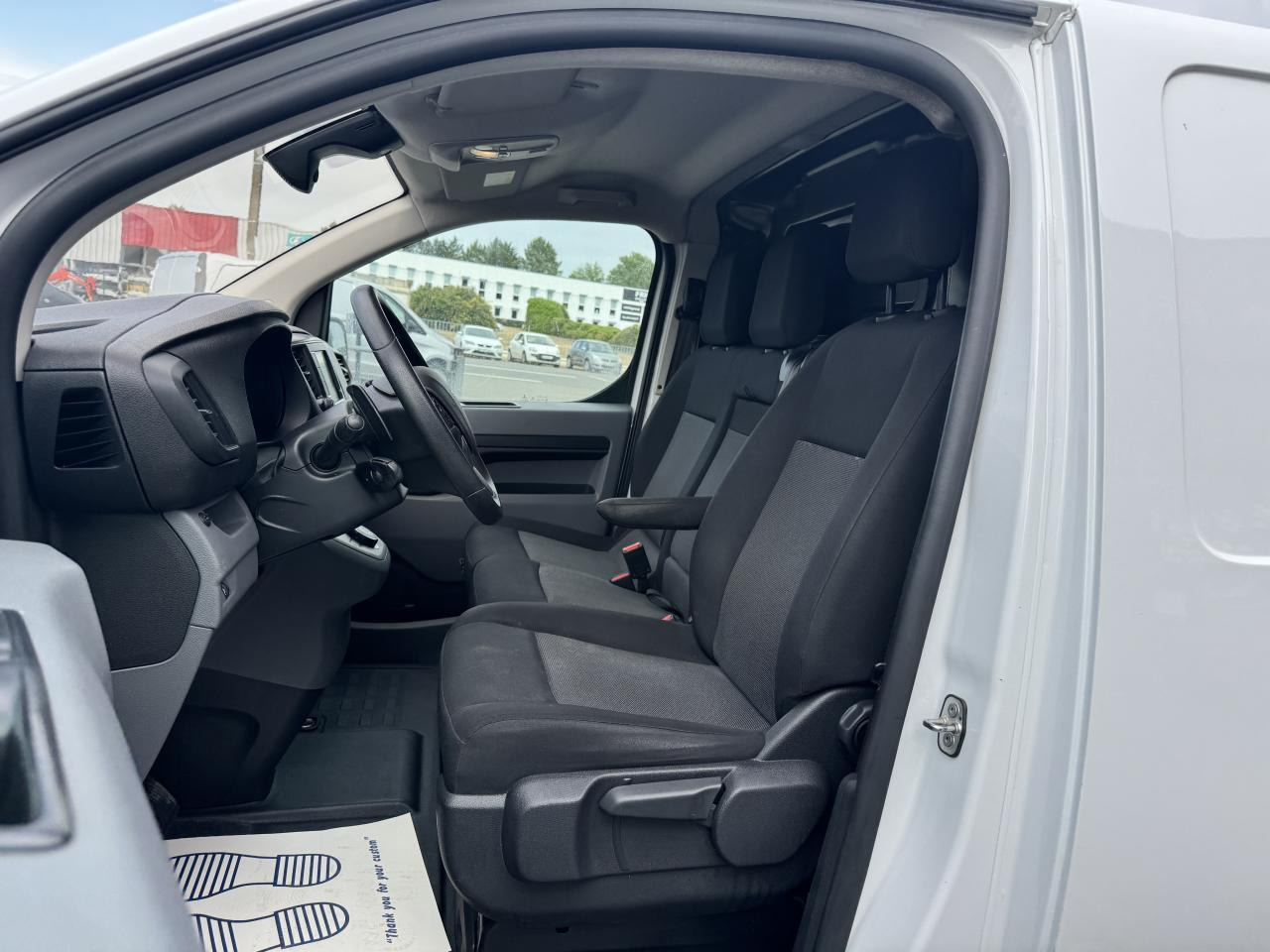 Peugeot Expert STANDARD 2.0 BLUEHDI 180CH S&S ASPHALT EAT8 - Panel van: picture 4 Peugeot Expert STANDARD 2.0 BLUEHDI 180CH S&S ASPHALT EAT8 - Panel van: picture 4