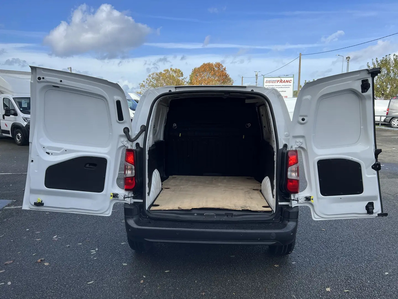 Peugeot Partner STANDARD 650KG BLUEHDI 130CH S&S ASPHALT EAT8 - Panel van: picture 3 Peugeot Partner STANDARD 650KG BLUEHDI 130CH S&S ASPHALT EAT8 - Panel van: picture 3